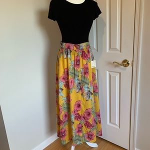 🍑3/$25🍑 Floral Midi Skirt NWOT